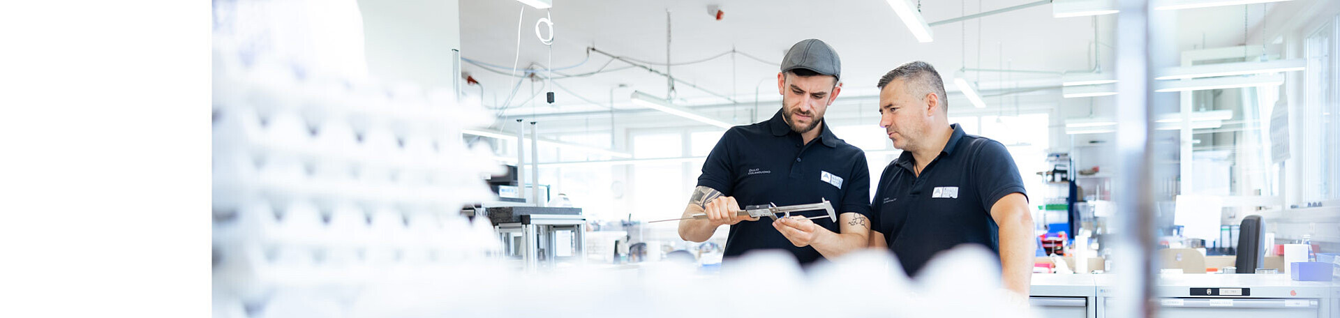 Qualitätsversprechen Henke Sass Wolf Mitarbeiter von Henke Sass Wolf bei der Überprüfung der Qualität bei einem Produkt.